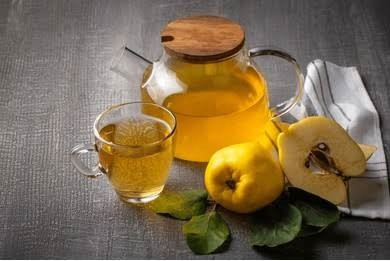 دمنوش به و سیب بهتر است یا چای معمولی؟ مقایسهای برای انتخابی سالمتر
