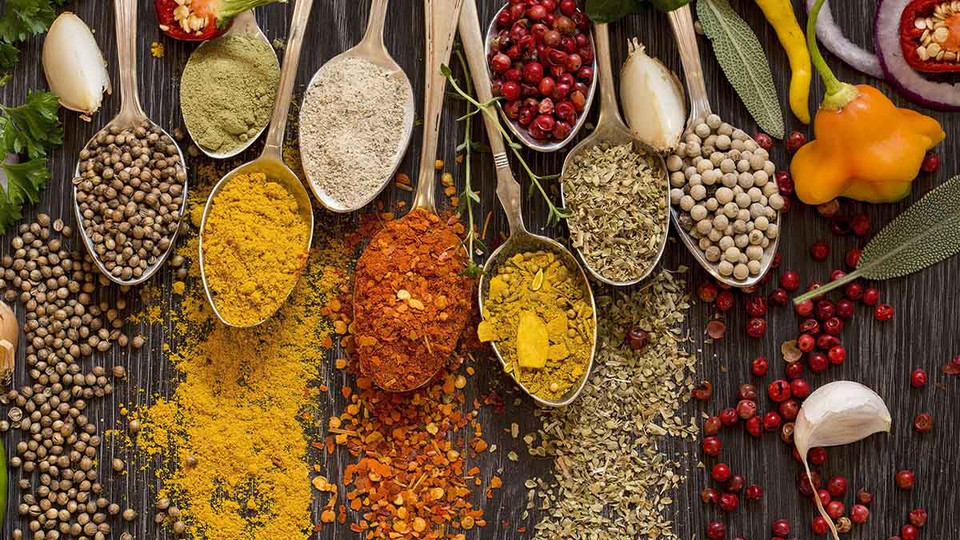 ادویه ضد التهاب چیست؟ آشنایی با ادویههای طبیعی برای سبک زندگی سالم